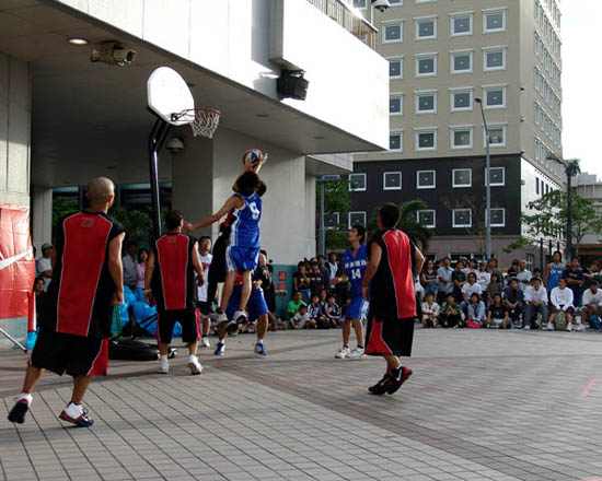 STREET TOUR 2004